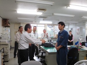 表彰の様子（手前左：星野社長　右：飛弾選手）